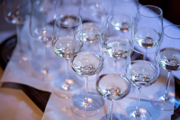 Une Mise Point Sélective Champagne Dans Les Verres Sur Table — Photo