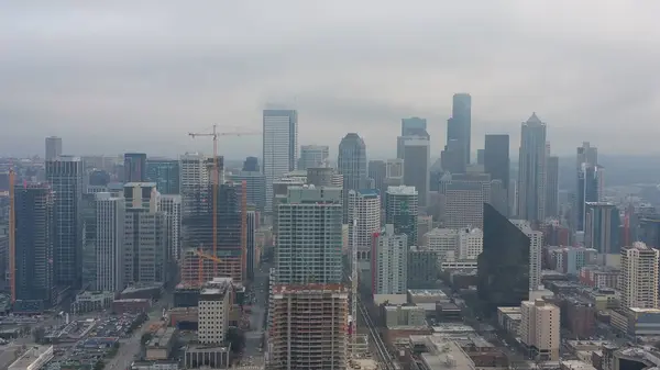 Egy Drónfelvétel Egy Városról Ködös Időben — Stock Fotó