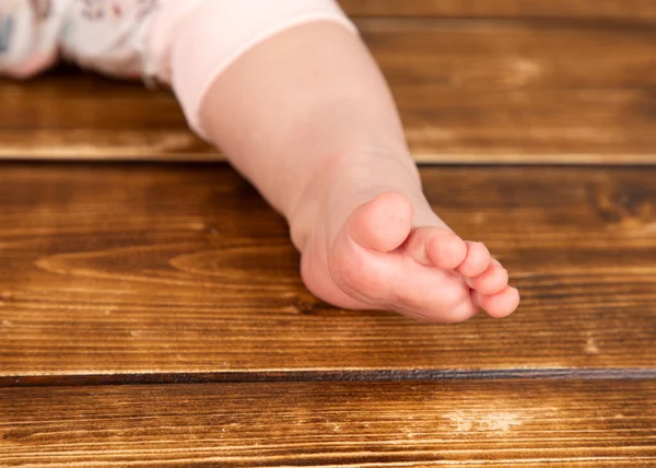 Großaufnahme Eines Babyfußes Auf Holzbrett — Stockfoto