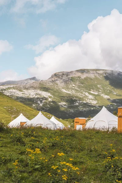 山の中のハイキングキャンプの美しい景色 — ストック写真
