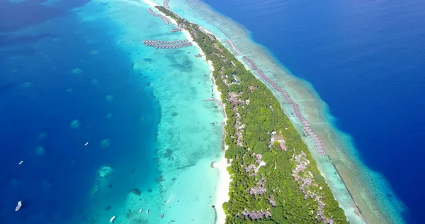 モルディブの美しいターコイズブルーの海の空の景色 — ストック写真