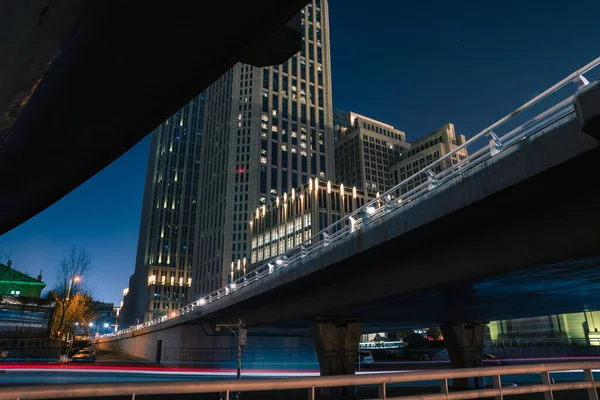 高層ビルや高層ビルが立ち並ぶ夜景 — ストック写真