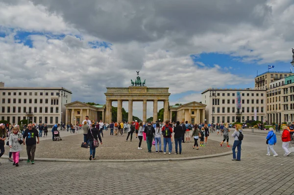 Een Prachtige Opname Van Toeristen Wandelen Voorkant Van Brandenburger Tor — Stockfoto