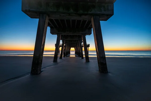 Eine Nahaufnahme Der Unterseite Einer Holzbrücke Der Küste Des Ozeans — Stockfoto