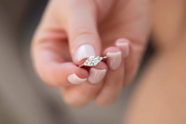 Egy Közelkép Női Kéz Kezében Egy Luxus Gyémánt Gyűrű Homályos — Stock Fotó