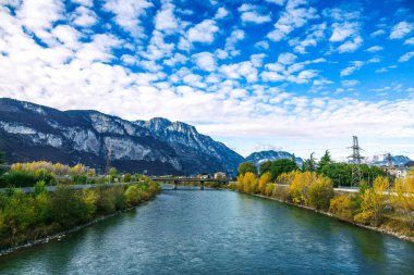 İtalya 'daki bulutlu mavi gökyüzünün altında parıldayan Adige Nehri' nin güzel bir manzarası.