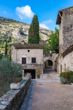 Fransa 'da Saint-Guilhem-le-Desert, köy manzarası, tipik sokak ve evler