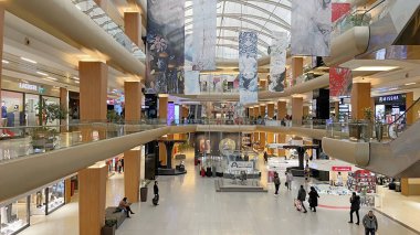 Aplus alışveriş merkezinde, İstanbul, Atakoy, Türkiye 'deki insan ve dükkanlarla güzel bir çekim