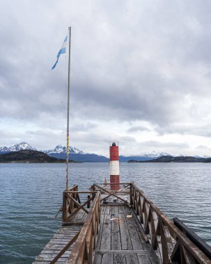 İskeledeki küçük deniz fenerinin dikey görüntüsü.