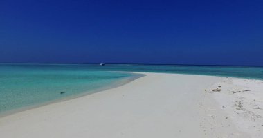 Turkuaz deniz manzarası ve Maldivler kıyıları çok güzel.