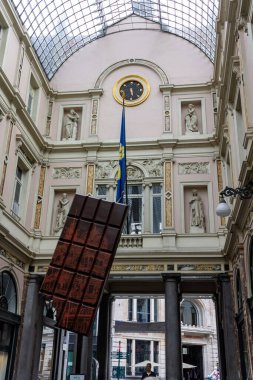 Galeri Royales Saint Hubert 'in Brüksel, Belçika, Avrupa' daki iç mekanının dikey çekimi