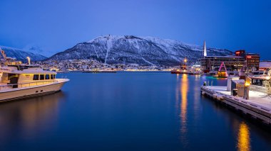 Geceleri Norveç 'in Trosmo şehrinin manzarası
