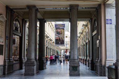 Brüksel, Belçika, Avrupa 'daki Galeri Royales Saint Hubert' in iç mimarisi.