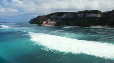 Okyanusun masmavi sularının ve Asya 'da yeşil bir adanın havadan görünüşü.