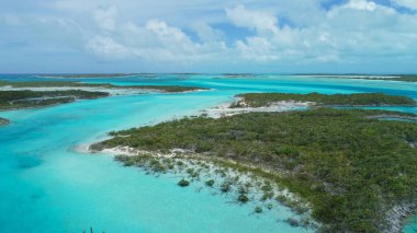 Exumas, Bahamalar 'daki Pusula Cay adasının kıyı manzarası.