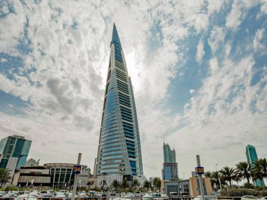 Mavi arkaplanı olan modern bir binanın güzel manzarası.