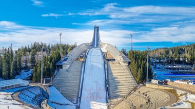 Norveç 'in Oslo kentindeki Holmenkollen kayak atlama sahasının manzarası