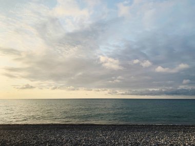Gürcistan, Batumi 'de gün batımında deniz manzarası alacakaranlık gökyüzüne bakıyor.