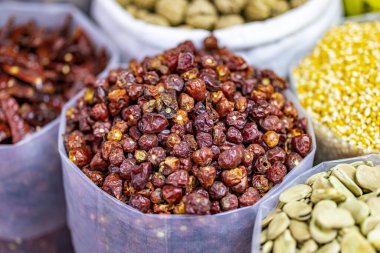 Bir markette satılık vişne biberlerinin yakın plan fotoğrafı.