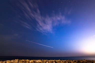 Yıldızlı bulutlu bir gökyüzünün güzel manzarası