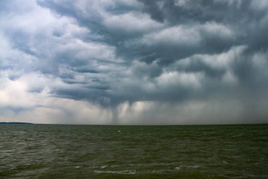 Çin 'deki gri bulutlu gökyüzünün altında Hulun Gölü kumullarının güzel bir sahnesi.