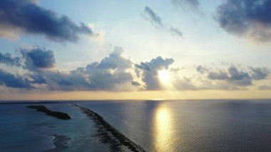 Gün batımında Maldivler 'de güzel bir manzaranın havadan görüntüsü.