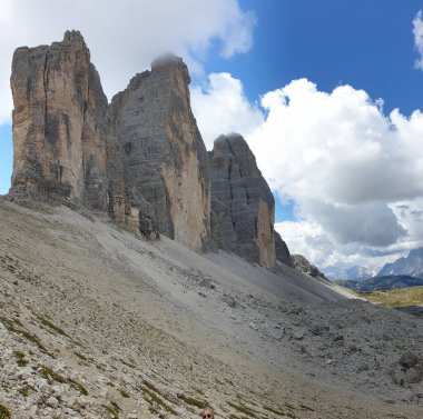 İtalya 'da bulutlarla dolu açık mavi bir gökyüzünün altındaki dağlık bir bölgenin güzel manzarası.