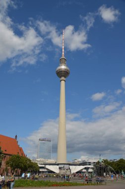 Berliner Fernsehturm 'un mavi gökyüzüne karşı Alexanderplatz, Berlin, Almanya' da parlak gün ışığında dikey çekimi