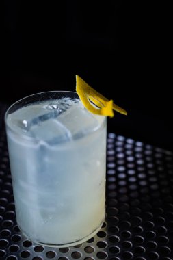 Siyah arka planda izole edilmiş kaliteli bir el yapımı kokteyl.