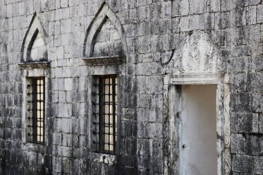 Eski binadaki kapı ve pencerelerin bir fotoğrafı.