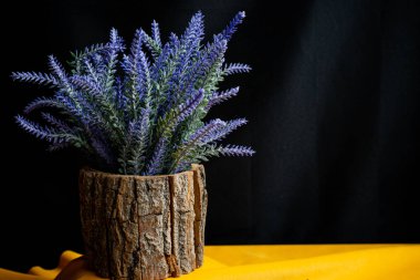 Ahşap bir dekoru olan lavanta bitkisinin yakın çekimi.