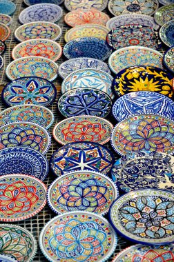 Turistler için geleneksel Fas çömlekçiliğinin ve mutfak eşyalarının en üst görüntüsü