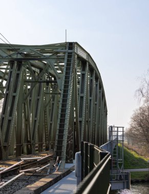 Hollanda 'da Wilhelminakanaal üzerinden geçen bir tren köprüsünün dikey görüntüsü.