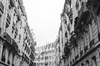 Paris, Fransa 'nın eski güzel binalarının düşük açılı görüntüsü gri tonda çekilmiştir.