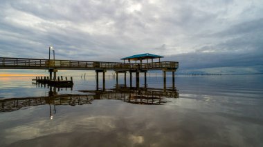 Amerika Birleşik Devletleri 'nin Daphne, Alabama kentindeki Mobile Körfezi' ndeki 1 Mayıs Günü Parkı 'ndaki iskele manzarası.