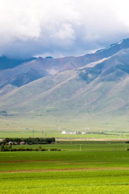Çin, Xining 'deki tepelerde dikey bir bulut görüntüsü