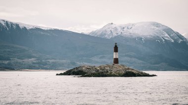 Göldeki adada küçük bir deniz feneri sahnesi