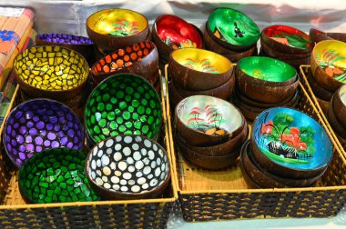 Hindistan cevizi kabuklarından yapılmış renkli el yapımı kaseler Tayland usulü.