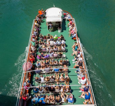 Chicago Nehri 'nden geçen yolcularla dolu bir tur teknesinin hava görüntüsü..