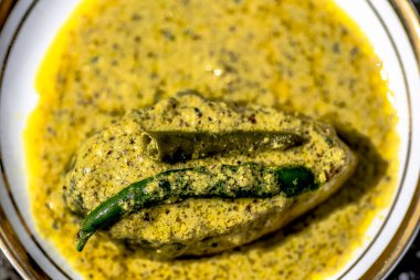 Kasedeki Hilsa Balık Tabağı 'nın yakın plan fotoğrafı..