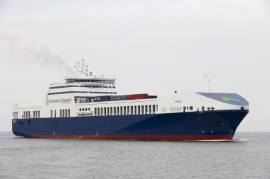 Elbe Nehri üzerinde bir feribot Almanya 'daki Kuzey Denizi' nden geliyor.