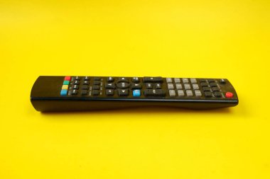 Sarı arka planda uzaktan kumandanın açı çekimi..