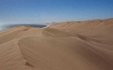 Walvis 'in engin çöl manzarası Namibya' da berrak bir gökyüzünün altında