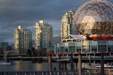 Bilim Dünyası Sergi Merkezi ve gün batımında şehir merkezi, Vancouver, British Columbia, Kanada