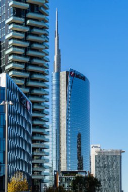 İtalya 'nın başkenti Milan' daki modern gökdelenlerin dikey görüntüsü.
