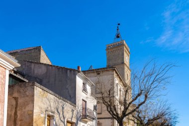 Saint-Quentin-la-Poterie Fransa 'da, Tour de l Horloge köyün merkezinde.