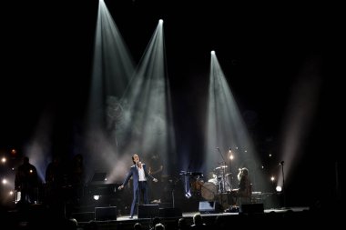 Bir şarkıcı Nick Cave ve Warren Ellis Oakland 'daki Paramount tiyatrosunda yaşıyor.