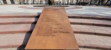 Rusya 'daki demokratik değişimleri ve Ukrayna' nın bağımsızlığını destekleyen Rus siyasetçi Boris Nemtsov onuruna Kyiv 'deki anma plaketi.