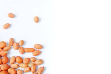 Beyaz arka planı olan bir fıstık stoğu.