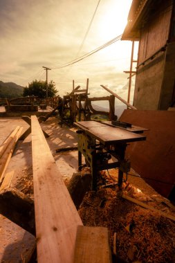 Çin 'in Guizhou eyaletindeki Langde Miao Azınlık Köyü' nde günbatımında boş bir geleneksel ahşap atölyesi.